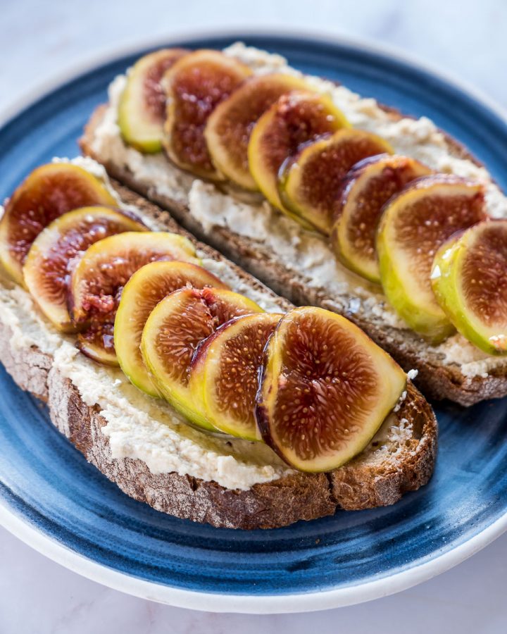 Toast with vegan cream cheese and figs