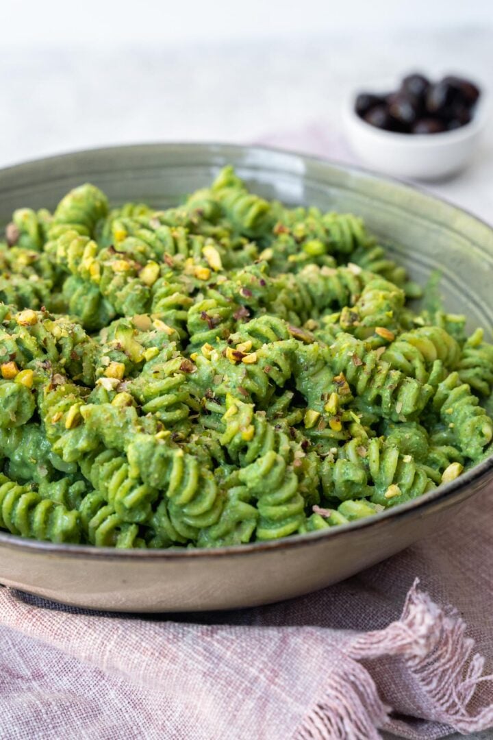 Easy & Quick Spinach Pasta Sauce - Six Hungry Feet