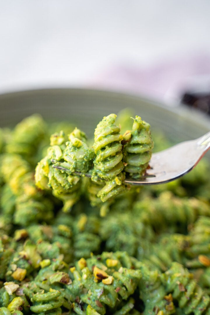 Easy & Quick Spinach Pasta Sauce - Six Hungry Feet