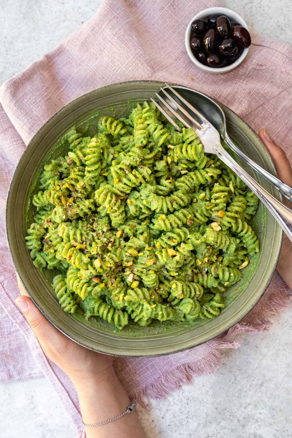 Easy & Quick Spinach Pasta Sauce - Six Hungry Feet
