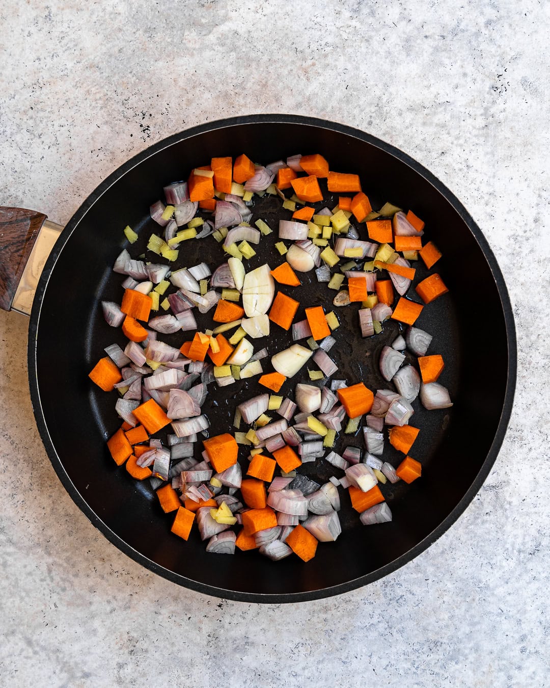 Stir frying shallot, garlic, ginger, and carrot to make curry paste.