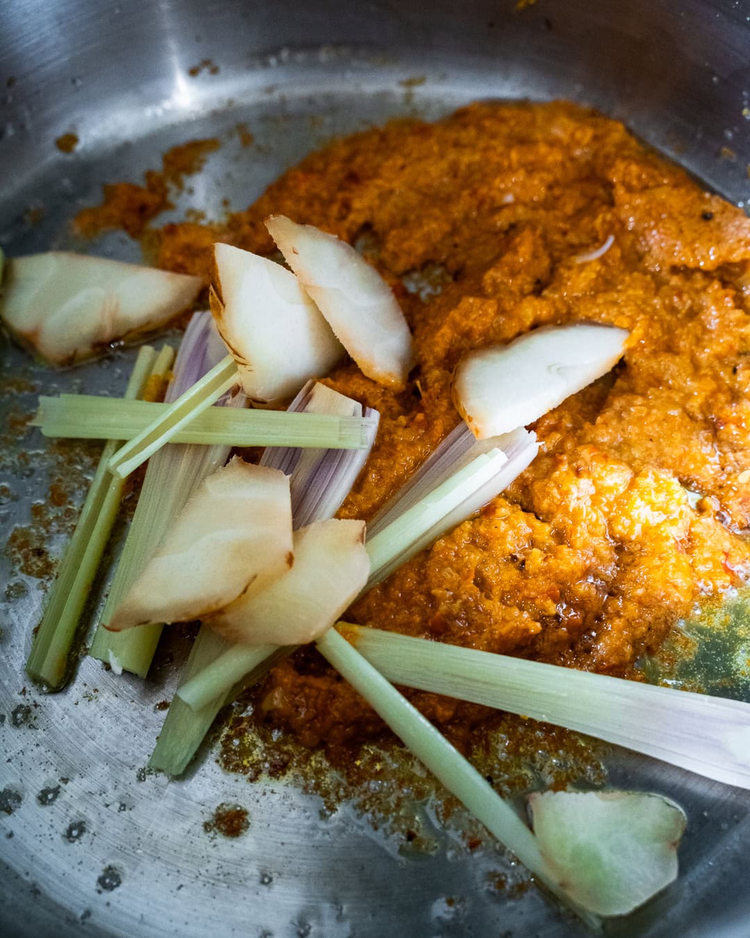 stir frying the chili paste with galangal and lemongrass