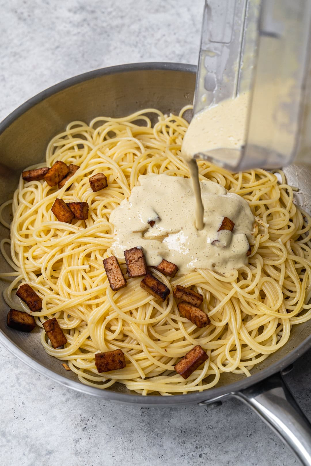 preparing vegan carbonara
